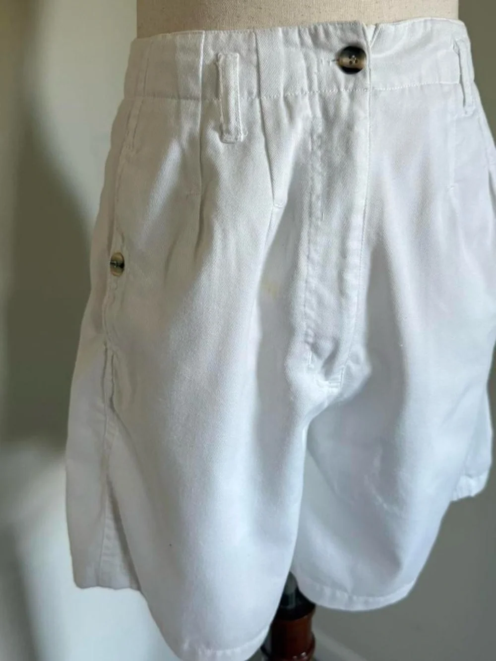 High-Waist White Pleated Bermuda Shorts - Picture 3 of 7